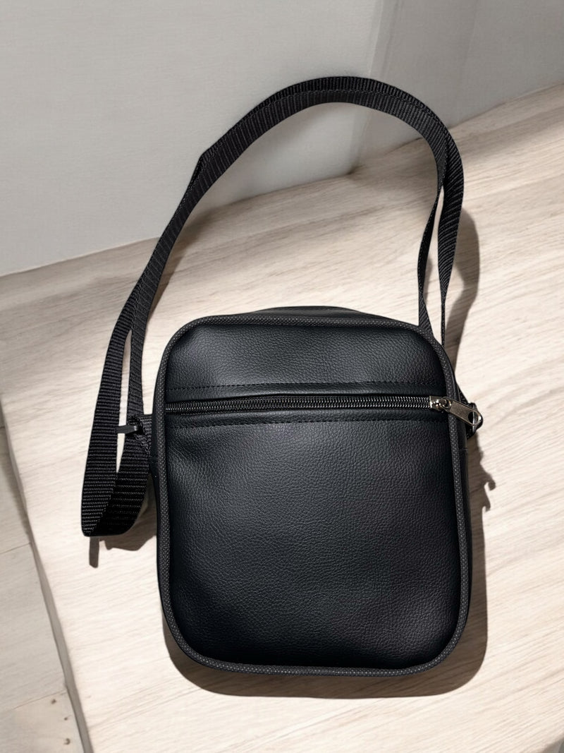 Sleek Urban Medium Crossbody Bag – Black
