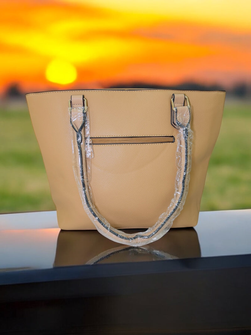 Quilted Tote Bag with Sleek Gold Zipper Accent BYQ06