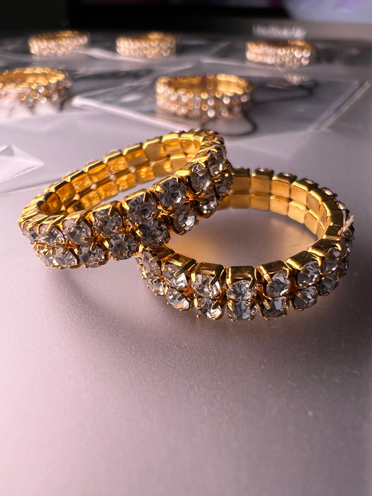12 anillos con diseño de hojas y decoración de diamantes de imitación.